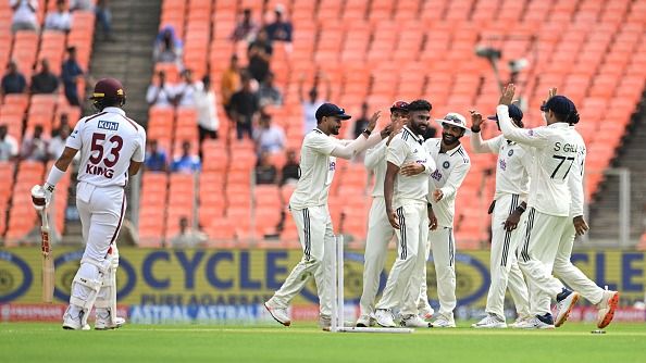 IND vs WI: मोहम्‍मद सिराज और जसप्रीत बुमराह का अहमदाबाद टेस्‍ट में कहर, वेस्‍ट इंडीज को दो सेशन के अंदर 162 रन पर किया ढेर