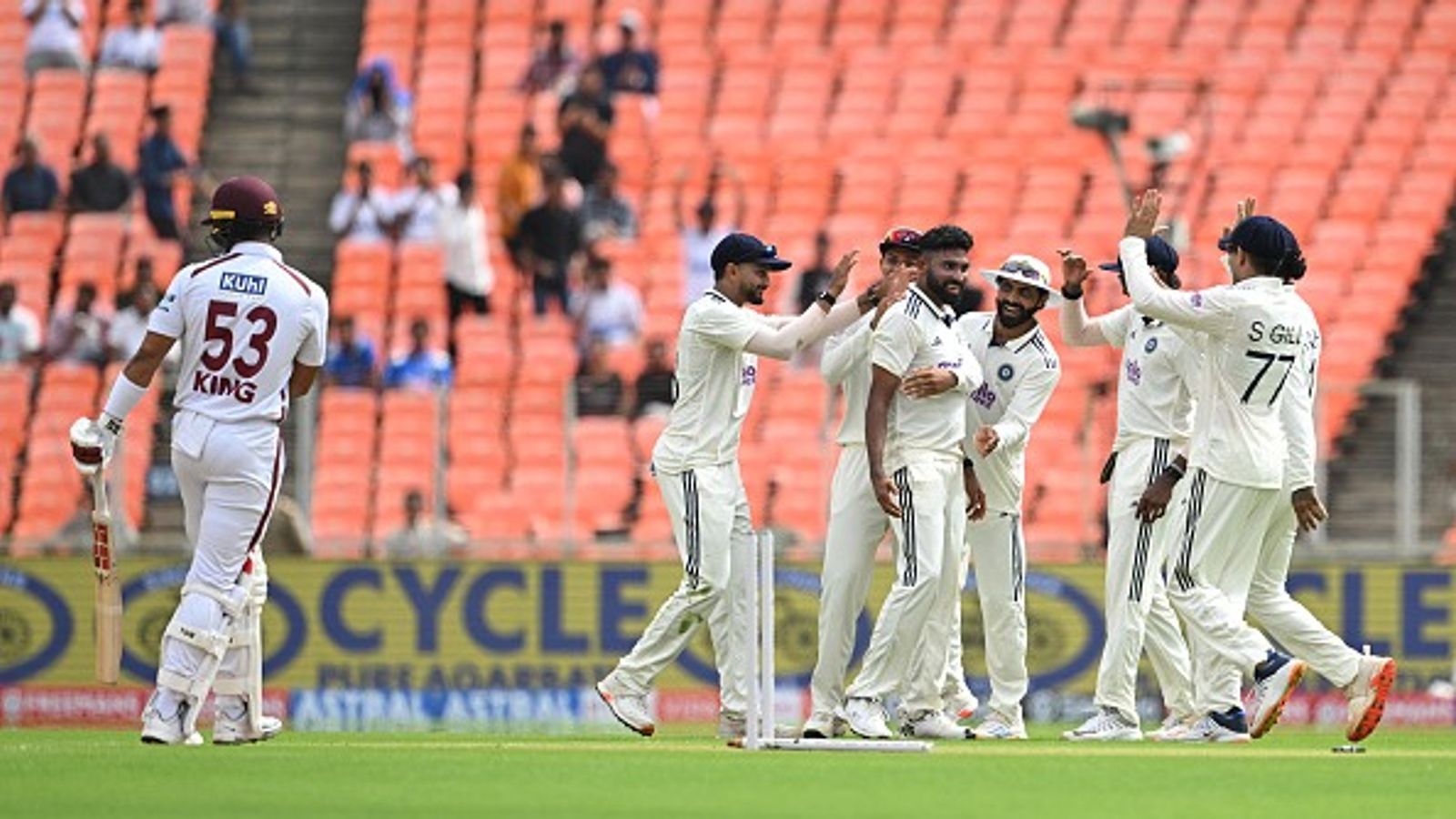 IND vs WI: मोहम्मद सिराज और जसप्रीत बुमराह का अहमदाबाद टेस्ट में कहर, वेस्ट इंडीज को दो सेशन के अंदर 162 रन पर किया ढेर IND vs WI: मोहम्मद सिराज और जसप्रीत बुमराह का अहमदाबाद टेस्ट में कहर, वेस्ट इंडीज को दो सेशन के अंदर 162 रन पर किया ढेर