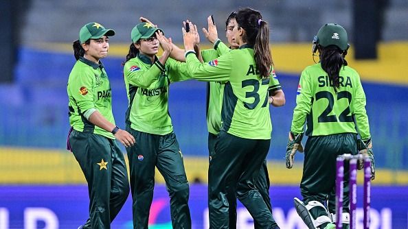 वीमेंस वर्ल्ड कप के मैच में बवाल, कमेंटेटर ने पाकिस्तानी खिलाड़ी का जिक्र करते हुए लिया 'आजाद कश्मीर' का नाम SportsTak Hindi