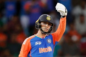 IND vs AUS: अभिषेक शर्मा पहली ही गेंद पर हुए डक, ऑस्ट्रेलिया के खिलाफ वनडे मैच में फ्लॉप रहा एशिया कप 2025 का हीरो  SportsTak Hindi