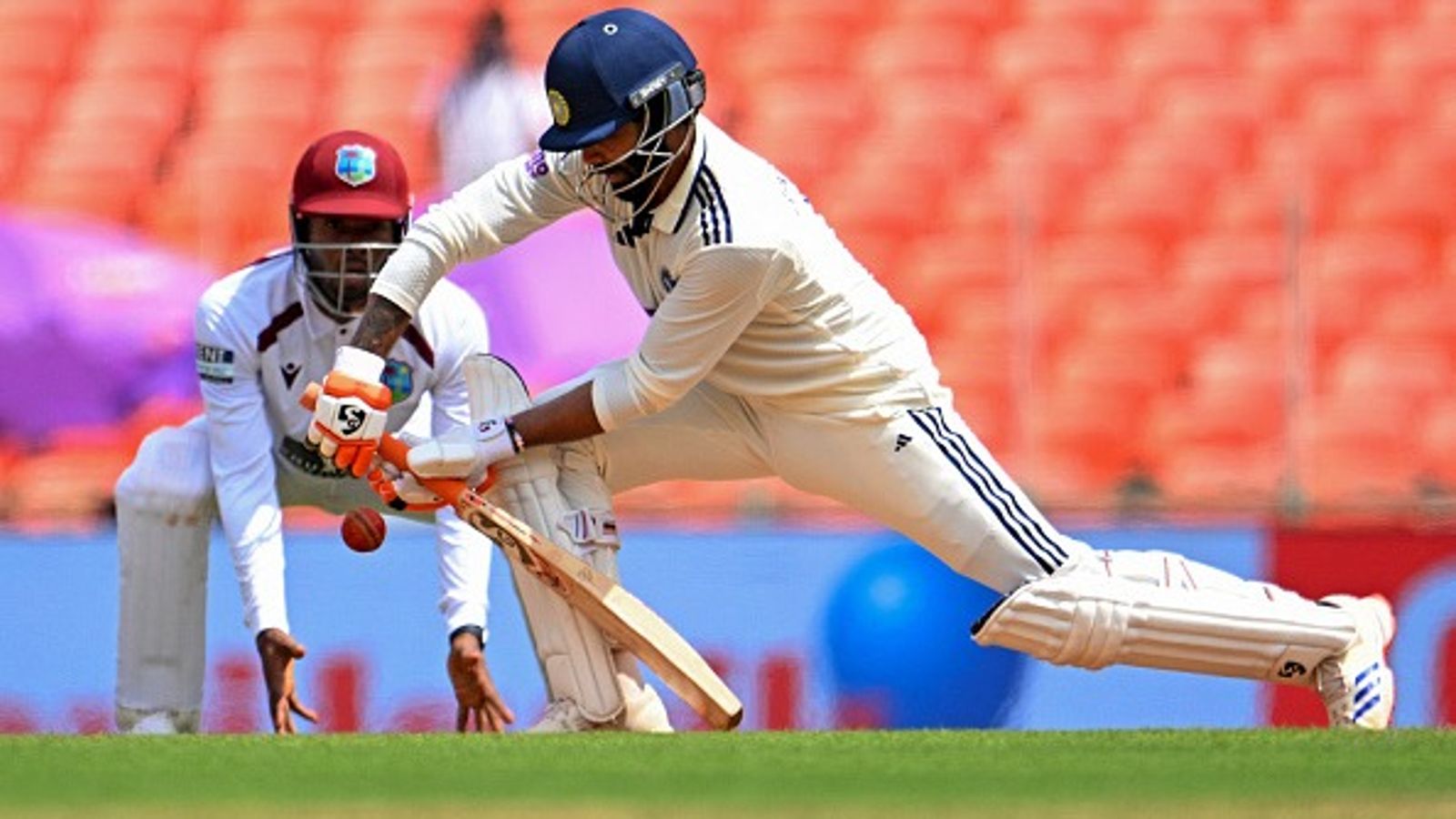 IND vs WI: रवींद्र जडेजा ने वेस्ट इंडीज के खिलाफ फिफ्टी ठोक एमएस धोनी को छोड़ा पीछे, ऐसा करने वाले बने चौथे भारतीय बल्लेबाज IND vs WI: रवींद्र जडेजा ने वेस्ट इंडीज के खिलाफ फिफ्टी ठोक एमएस धोनी को छोड़ा पीछे, ऐसा करने वाले बने चौथे भारतीय बल्लेबाज