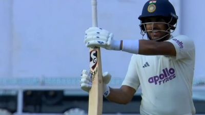 Dhruv Jurel Celebration : ध्रुव जुरेल ने वेस्ट इंडीज के खिलाफ बल्ले से चलाई 'चक्की', शतक जड़कर क्यों किया ऐसा? VIDEO वायरल Dhruv Jurel after scoring a century against West Indies