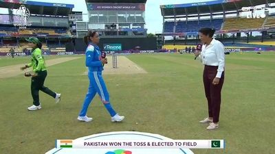 Ind vs Pak : पाकिस्तान ने टॉस जीतकर चुनी गेंदबाजी, हरमनप्रीत ने नहीं मिलाया हाथ, जानें टीम इंडिया की Playing XI  Harmanpreet Kaur and Fatima Sana during the toss.