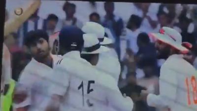Irani Cup :  यश धुल और यश ठाकुर के बीच ईरानी कप में हुआ झगड़ा, बीच मैदान जमकर मचा बवाल, देखें VIDEO Yash Thakur and Yash Dhull
