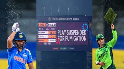 IND W vs PAK W: क्रिकेट में अब ये क्या हुआ! बरसाती कीड़ों की वजह से रोका गया मैच, मैदान में करना पड़ा पेस्ट कंट्रोल SportsTak Hindi