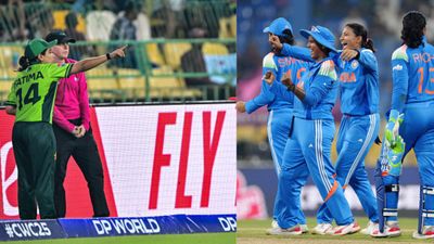 IND vs PAK Run out Controversy: पाकिस्तानी बल्लेबाज मुनीबा अली के रन आउट पर विवाद, मैदान छोड़ने से किया इनकार, अंपायर से कप्तान ने की लड़ाई SportsTak Hindi