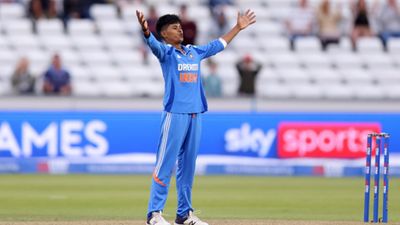 5 महीने पहले डेब्यू, संयोग से मिला लेदर बॉल क्रिकेट खेलने का मौका, अब पाकिस्तान को कर दिया तबाह SportsTak Hindi