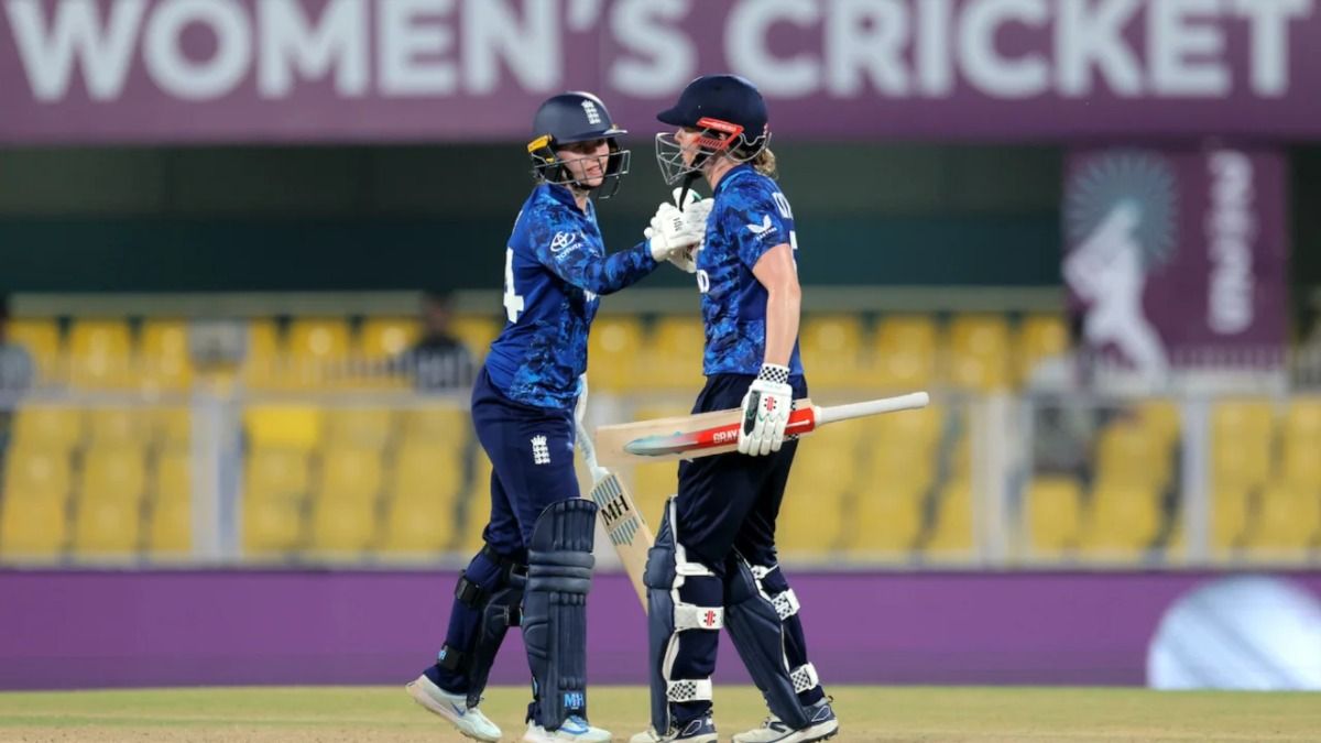 Women's World Cup 2025: 4 बार के चैंपियन इंग्लैंड के बांग्लादेश को हराने में पसीन छूटे, नाइट की जुझारू पारी ने 4 विकेट से दिलाई जीत