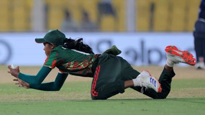 ENG vs BAN: बांग्लादेश के साथ वर्ल्ड कप में धोखा! थर्ड अंपायर का विवादित फैसला, जीवनदान पाने वाली इंग्लिश खिलाड़ी बोली- मुझे तो सही कैच लगा SportsTak Hindi