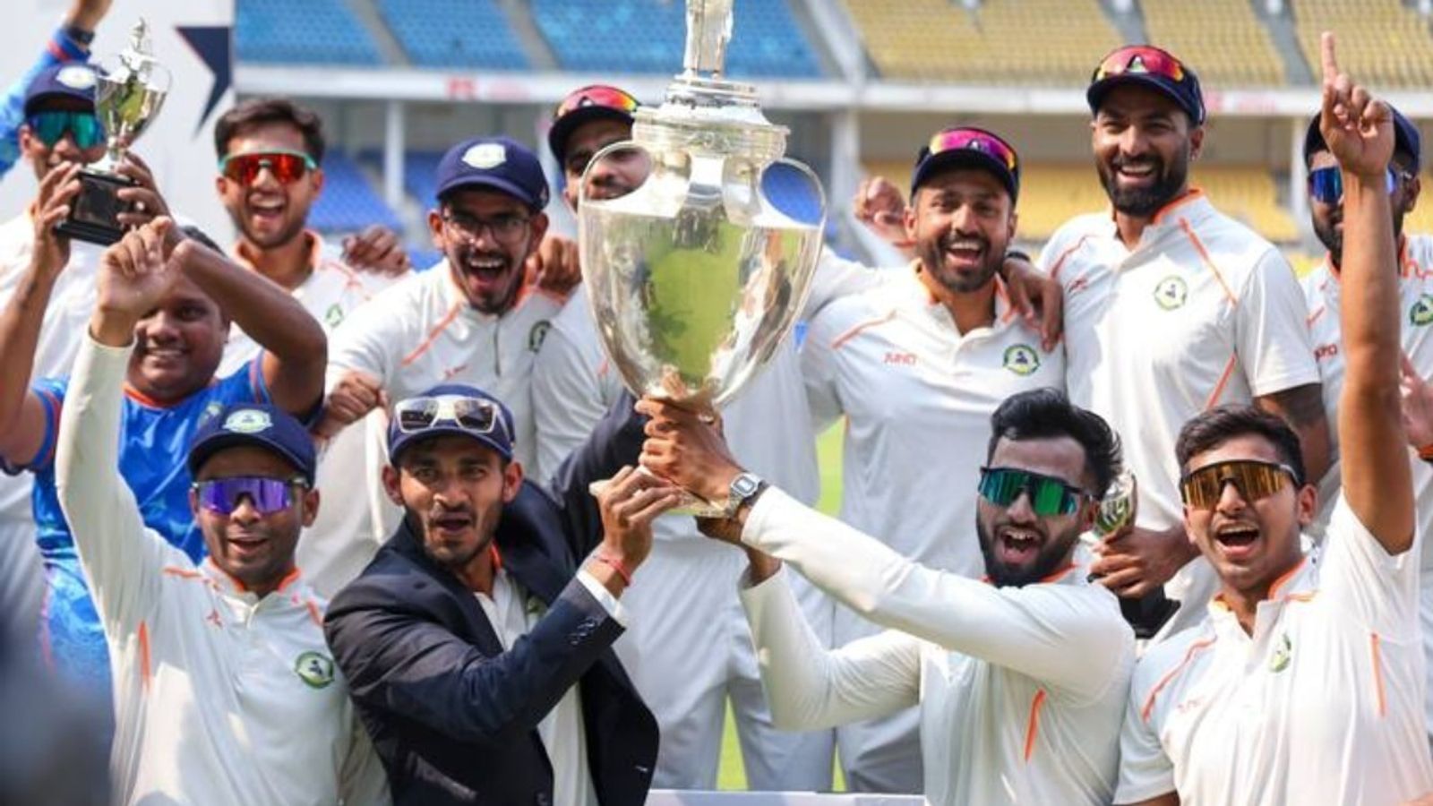 Ranji Trophy: क्या है रणजी ट्रॉफी का फॉर्मेट, कितनी टीमें ले रही हैं हिस्सा और कहां होंगे मैच, पूरी जानकारी यहां Ranji Trophy: क्या है रणजी ट्रॉफी का फॉर्मेट, कितनी टीमें ले रही हैं हिस्सा और कहां होंगे मैच, पूरी जानकारी यहां