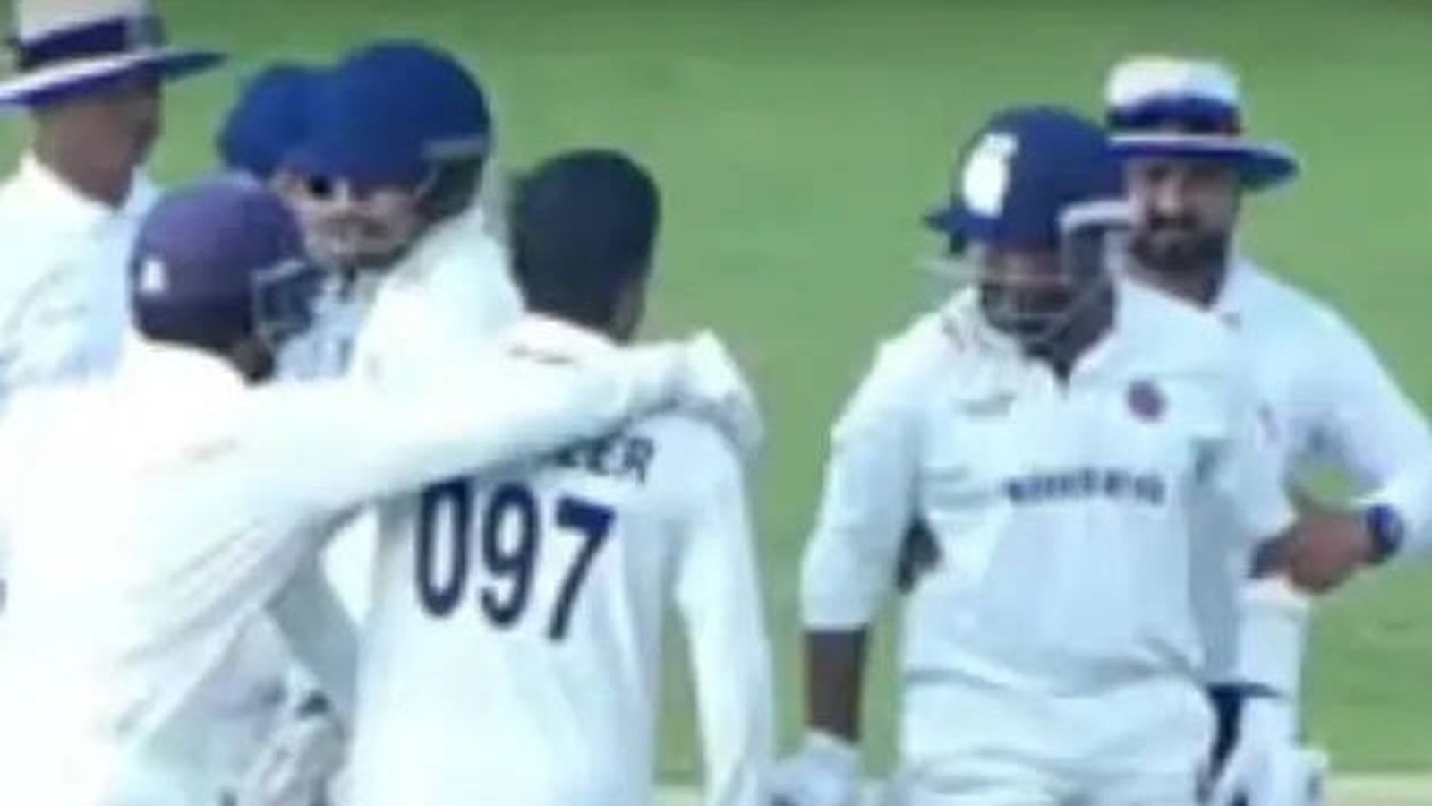 पृथ्वी शॉ और मुशीर खान के बीच मैदान पर क्यों हुई लड़ाई? क्या है पूरा मामला, ये दिग्गज भारतीय क्रिकेटर करेगा जांच पृथ्वी शॉ और मुशीर खान के बीच मैदान पर क्यों हुई लड़ाई? क्या है पूरा मामला, ये दिग्गज भारतीय क्रिकेटर करेगा जांच