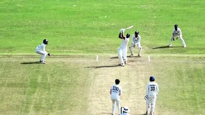 ऑस्ट्रेलिया के खिलाफ वनडे सीरीज के लिए टीम इंडिया में नहीं मिली जगह तो स्टार ऑलराउंडर ने सिर्फ 62 गेंदों पर ठोका शतक, सेलेक्टर्स को दिया मैसेज SportsTak Hindi