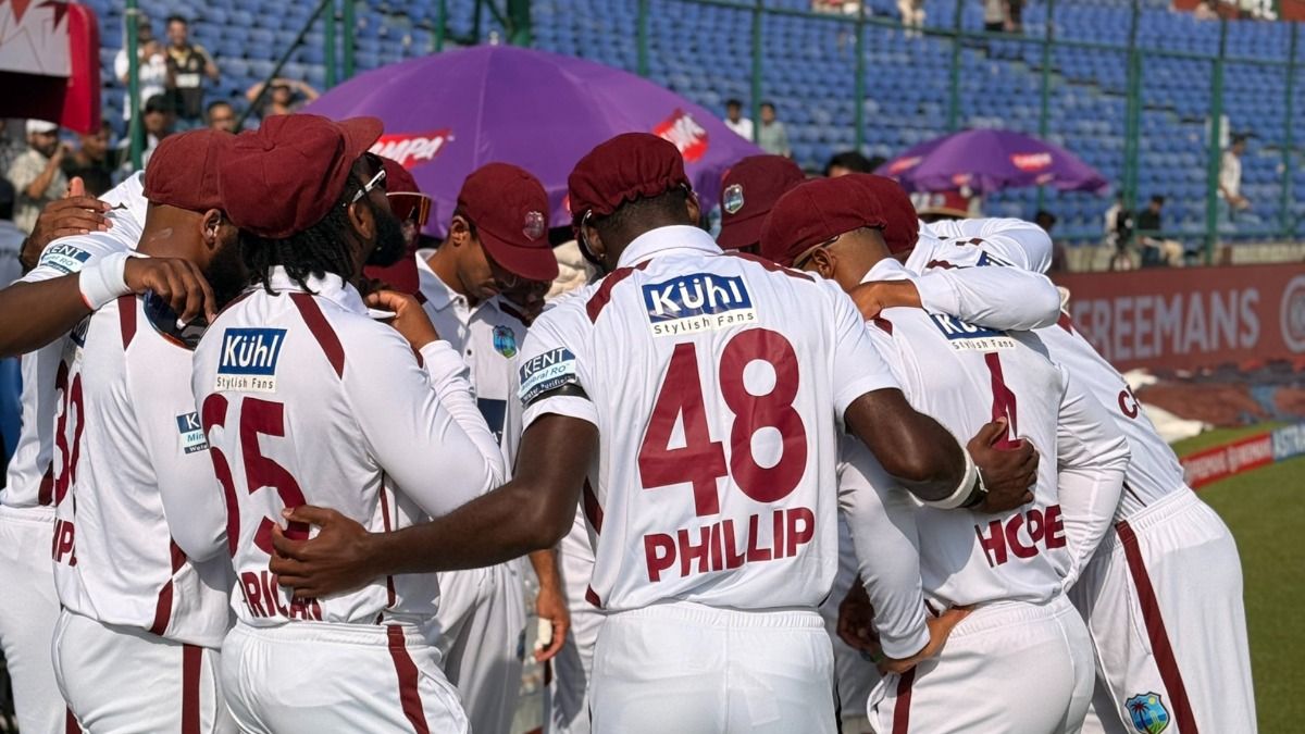 IND vs WI : वेस्ट इंडीज के खिलाड़ी काली पट्टी बांधकर दिल्ली टेस्ट में क्यों उतरे? सामने आई बड़ी वजह 