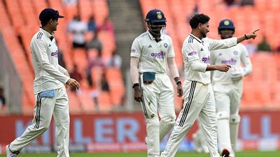 IND vs WI : वेस्ट इंडीज के खिलाफ टेस्ट सीरीज के दौरान बेंच पर बैठे रह गए ये 4 खिलाड़ी, शुभमन गिल की टीम में नहीं मिला मौका Captains Shubman Gill and Kuldeep Yadav during the Ahmedabad Test.