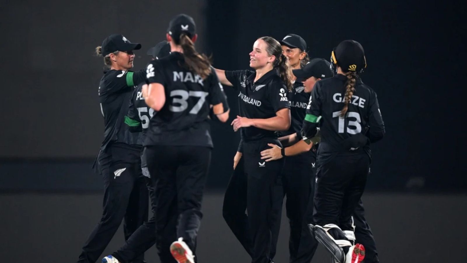 NZ vs BAN: बांग्लादेश को 100 रन से रौंदकर न्यूजीलैंड ने खोला जीत का खाता, डिवाइन-हैलिडे के बाद बॉलर्स ने किया कमाल NZ vs BAN: बांग्लादेश को 100 रन से रौंदकर न्यूजीलैंड ने खोला जीत का खाता, डिवाइन-हैलिडे के बाद बॉलर्स ने किया कमाल