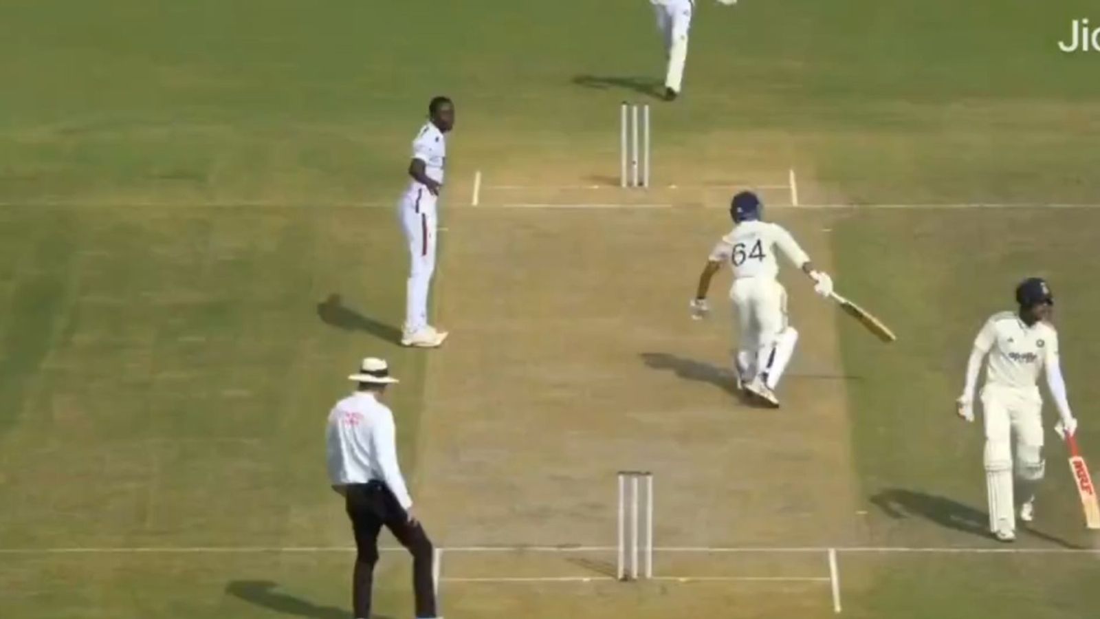 यशस्वी जायसवाल मैदान में आते ही रन आउट का बने शिकार, क्या शुभमन गिल से हुआ ब्लंडर? VIDEO यशस्वी जायसवाल मैदान में आते ही रन आउट का बने शिकार, क्या शुभमन गिल से हुआ ब्लंडर? VIDEO