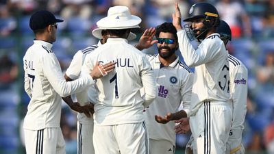 IND vs WI: भारत के रनों के पहाड़ के आगे वेस्ट इंडीज फिसला, मंडरा रहा फॉलो ऑन का खतरा, शुभमन के शतक के बाद जडेजा का गेंद से कमाल SportsTak Hindi