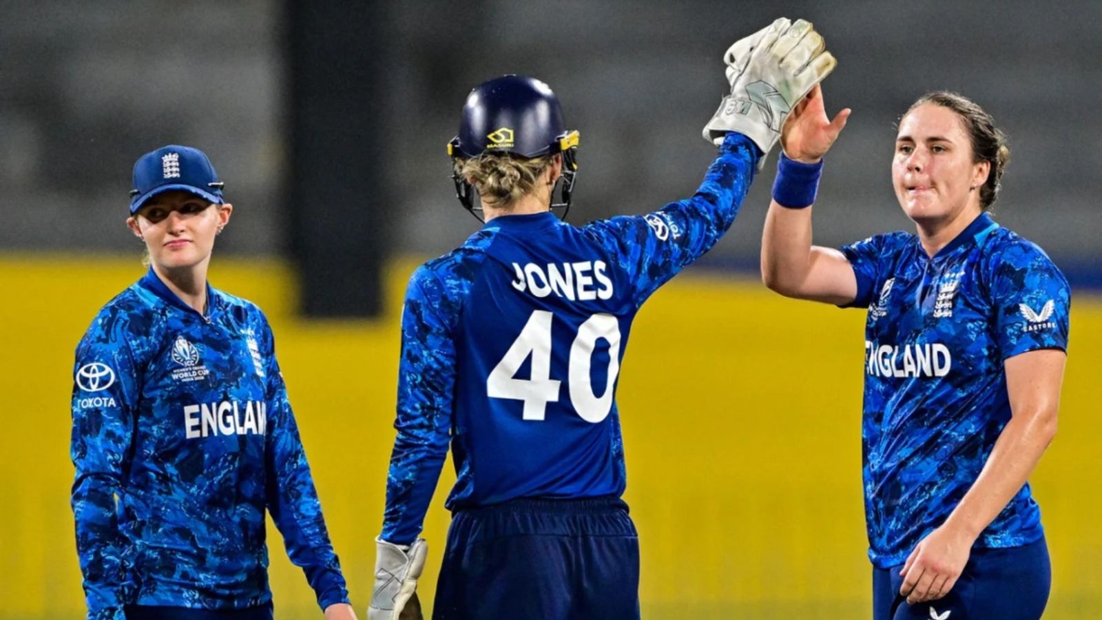 SL vs ENG: इंग्लैंड ने कप्तान के रिकॉर्डतोड़ शतक और सॉफी एकलेस्टन की फिरकी से श्रीलंका को पीटा, लगाई जीत की हैट्रिक SL vs ENG: इंग्लैंड ने कप्तान के रिकॉर्डतोड़ शतक और सॉफी एकलेस्टन की फिरकी से श्रीलंका को पीटा, लगाई जीत की हैट्रिक