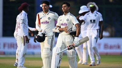 शुभमन गिल या यशस्वी जायसवाल, कौन तोड़ेगा सहवाग का 300 वाला रिकॉर्ड? कैफ ने बताया नाम और वजह India's Yashasvi Jaiswal (R) and captain Shubman Gill walk back to the pavilion in this frame