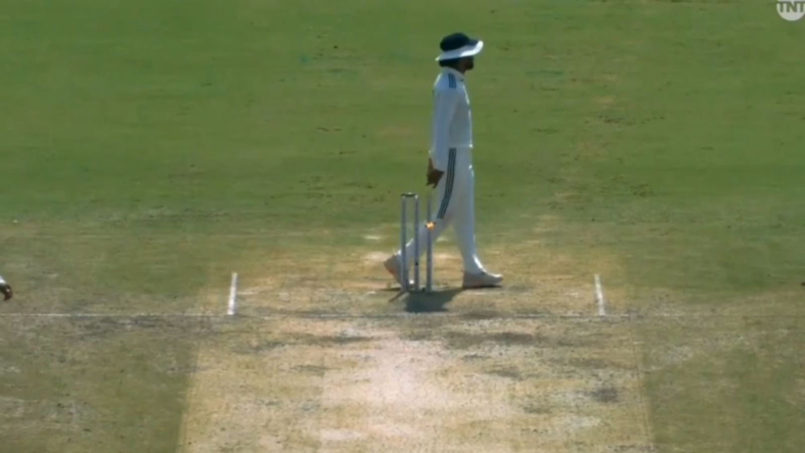 KL RAHUL : केएल राहुल ने लंच के लिए बिना इजाजत विकेट से बेल्स गिराकर अंपायर को किया हैरान! VIDEO वायरल KL RAHUL : केएल राहुल ने लंच के लिए बिना इजाजत विकेट से बेल्स गिराकर अंपायर को किया हैरान! VIDEO वायरल