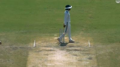 KL RAHUL : केएल राहुल ने लंच के लिए बिना इजाजत विकेट से बेल्स गिराकर अंपायर को किया हैरान! VIDEO वायरल KL Rahul knocking down the bails from Wicket