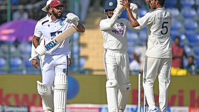 वेस्ट इंडीज के पुछल्ले बैटर्स का कमाल, 16 पारियों बाद उनकी टीम टेस्ट क्रिकेट में कर सकी ये बड़ा काम West Indies' John Campbell (L)