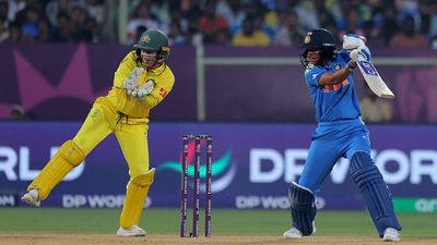 हरलीन देओल ने रन लेने से किया मना तो कप्तान हरमनप्रीत कौर हुईं आग बबूला, बीच मैच में सुनाई खरी- खोटी SportsTak Hindi