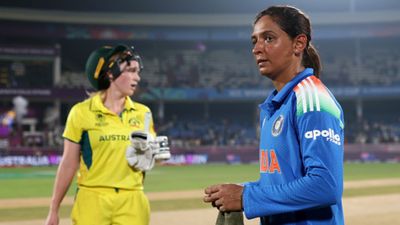 IND vs AUS: 'दो खराब मैचों से फर्क नहीं पड़ता', हरमनप्रीत कौर ने 330 रन बनाकर हारने के बाद भी नहीं मानी गलती SportsTak Hindi
