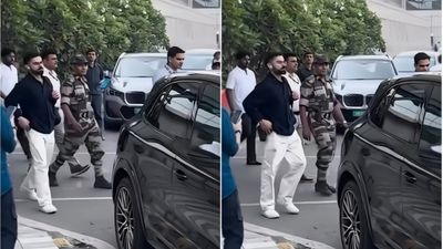 किंग कोहली की वापसी! पूर्व कप्तान पहुंचे दिल्ली, ऑस्ट्रेलिया दौरे के लिए टीम इंडिया संग भरेंगे उड़ान, तस्वीर वायरल SportsTak Hindi