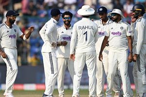 12 विकेट भी कम पड़े, कुलदीप यादव को छोड़ इस उम्रदराज खिलाड़ी ने मारी बाजी, वेस्ट इंडीज के खिलाफ बना 'प्लेयर ऑफ द सीरीज' SportsTak Hindi