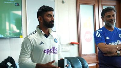 IND vs WI टेस्ट सीरीज के बाद किसे मिला इम्पैक्ट प्लेयर का मेडल? जो नहीं खेला एक भी मैच उसने ड्रेसिंग रूम में...VIDEO Jagadeesan with his medal in the Team India dressing room