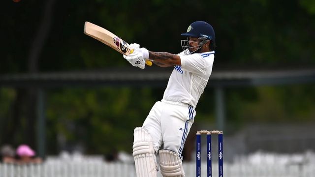 Ranji Trophy: इशान किशन की कप्तानी पारी, टीम इंडिया से अनदेखी के बीच ठोका 9वां फर्स्ट क्लास शतक, मुश्किल में फंसी टीम को बचाया ईशान किशन दलीप ट्रॉफी में पहले मैच से हुए बाहर (Photo: Getty Images)
