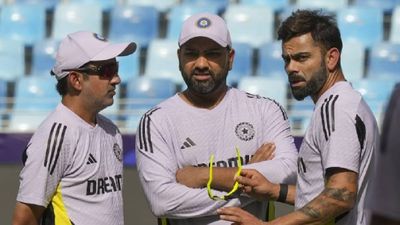 रोहित शर्मा और विराट कोहली ने टेस्ट से क्यों लिया संन्यास? अजीत अगरकर ने बताई अंदर की बात യുവതാരങ്ങളെ സോഷ്യൽ മീഡിയയിൽ ലക്ഷ്യം വയ്ക്കരുതെന്ന് ഗംഭീർ പറഞ്ഞു.(Getty/File)