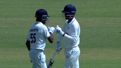 Ranji Trophy: 10वें नंबर के बल्लेबाज ने छक्का उड़ाकर पहली पारी की बढ़त में मारी बाजी, खूब मनाया जश्न, मुंबई इंडियंस में रहे बॉलर के 8 विकेट पर फेरा पानी SportsTak Hindi