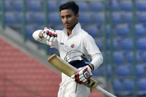 आयुष बडोनी का गेंद से कमाल! तिलक वर्मा को शून्य पर ढेर करने के साथ झटके 5 विकेट, जीत की तरफ बढ़ी दिल्ली SportsTak Hindi