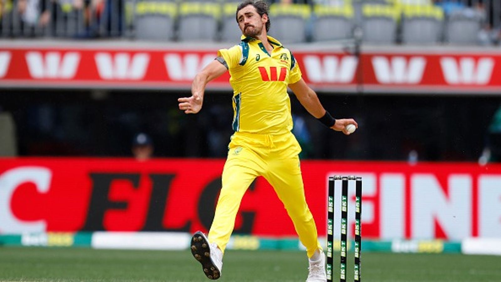 IND vs AUS: मिचेल स्टार्क ने क्या 176.5Kph की रफ्तार से रोहित शर्मा को फेंकी इतिहास की सबसे तेज गेंद? IND vs AUS: मिचेल स्टार्क ने क्या 176.5Kph की रफ्तार से रोहित शर्मा को फेंकी इतिहास की सबसे तेज गेंद?