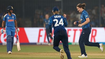 IND vs ENG : रोमांचक मैच में 4 रन से हारी महिला टीम इंडिया, इंग्लैंड ने जीत से सेमीफाइनल में बनाई जगह Nat Sciver-Brunt of England celebrates the wicket of Harmanpreet Kaur