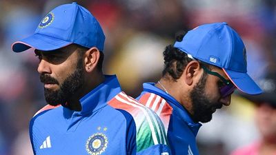 रोहित-विराट के ऑस्ट्रेलिया में फ्लॉप होने पर भड़के सुनील गावस्कर, कहा - 35 से अधिक की उम्र जब... SportsTak Hindi