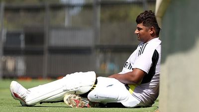 सरफराज खान समेत इन 5 खिलाड़ियों को इंडिया ए में भी क्यों नहीं मिल रही जगह, घरेलू क्रिकेट में मचा रहे हैं धूम India's star batter Sarfaraz Khan in this frame