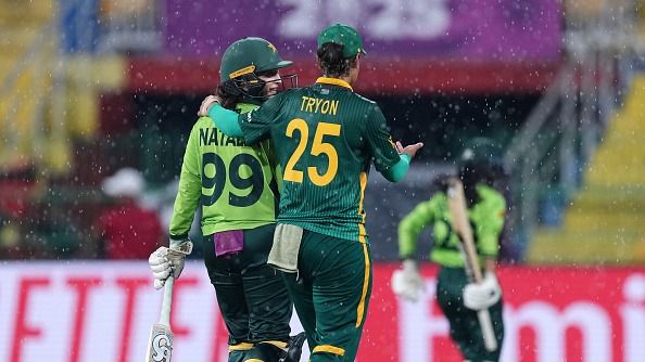 Natalia Pervaiz of Pakistan speaks to Chloe Tryon of South Africa