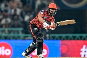 IPL 2026: इशान किशन के लिए इन आईपीएल टीमों में मची होड़, जानिए क्यों ऑक्शन से पहले दे रही ऑफर SportsTak Hindi