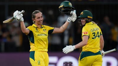Women's WC : गार्डनर के शतक से ऑस्ट्रेलिया का विजयी अभियान जारी, इंग्लैंड को 6 विकेट से रौंदकर बनी नंबर वन  Ashleigh Gardner celebrates her century (AP Photo)