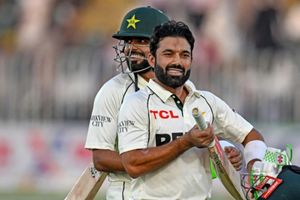 मोहम्मद रिजवान ने शॉट खेलने के बाद बल्ले से गिराईं बेल्स फिर भी अंपायर ने नहीं दिया हिट विकेट आउट, जानिए क्यों SportsTak Hindi