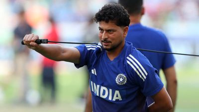 IND vs AUS: कुलदीप यादव ऑस्ट्रेलिया में भी खेलने की जगह पिला रहे पानी, जानिए कंगारुओं की धरती पर कैसा है रिकॉर्ड Kuldeep Yadav