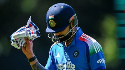 Virat Kohli Duck: कोहली लगातार दूसरे वनडे में बिना खाता खोले आउट, 304 मैच और 17 साल के करियर में पहली बार ऐसा बुरा हाल SportsTak Hindi