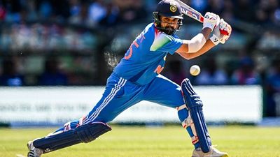 IND vs AUS: रोहित शर्मा सबसे ज्यादा वनडे रन बनाने वाले तीसरे भारतीय बल्लेबाज बने, एडिलेड में फिफ्टी ठोक रचा इतिहास SportsTak Hindi