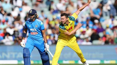 IND vs AUS: जॉश हेजलवुड की बॉलिंग के आगे टीम इंडिया नतमस्तक, 60 में 43 गेंद डॉट फेंकी, डाला 14 साल का सबसे कंजूसी भरा स्पैल SportsTak Hindi