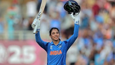 IND vs NZ: स्मृति मांधना ने शतक लगाकर की वर्ल्ड रिकॉर्ड की बराबरी, वर्ल्ड कप 2025 में लगाया भारत के लिए पहला सैकड़ा SportsTak Hindi