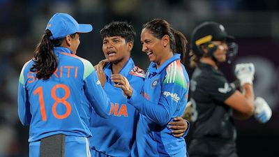 Women's WC : मांधना और रावल के शतकों से टीम इंडिया पहुंची सेमीफाइनल, न्यूजीलैंड का सफर समाप्त Kranti Gaud of India celebrates with