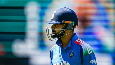 विराट कोहली लगातार दो बार शून्य का हुए शिकार तो भड़के रवि शास्त्री, कहा - वर्ल्ड कप बहुत दूर... Virat Kohli of India leaves the ground after getting out to Xavier Bartlett of Australia during game two in the One Day International series between Australia and India at Adelaide Oval